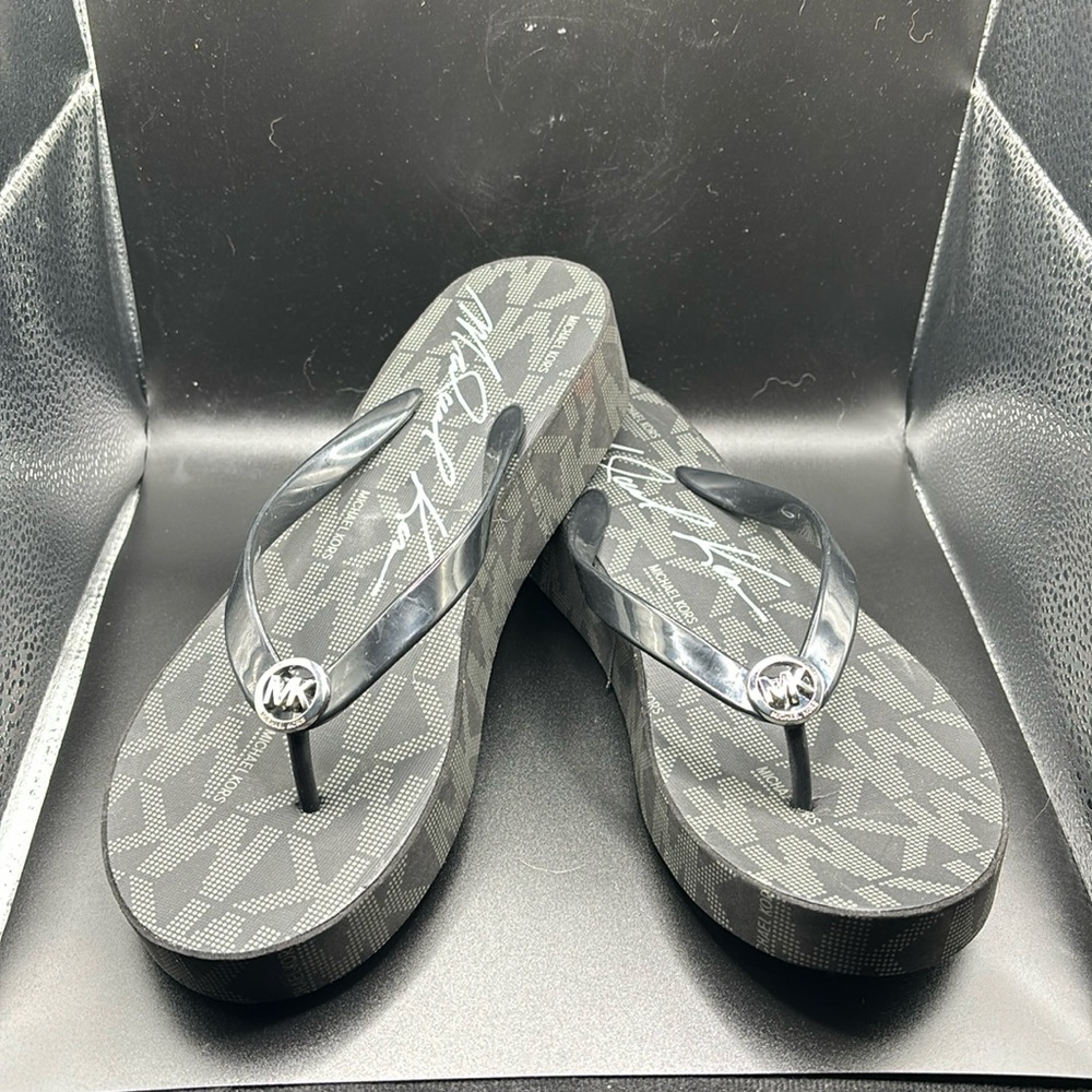 Michael Kors NWOT black thong sandals size 9